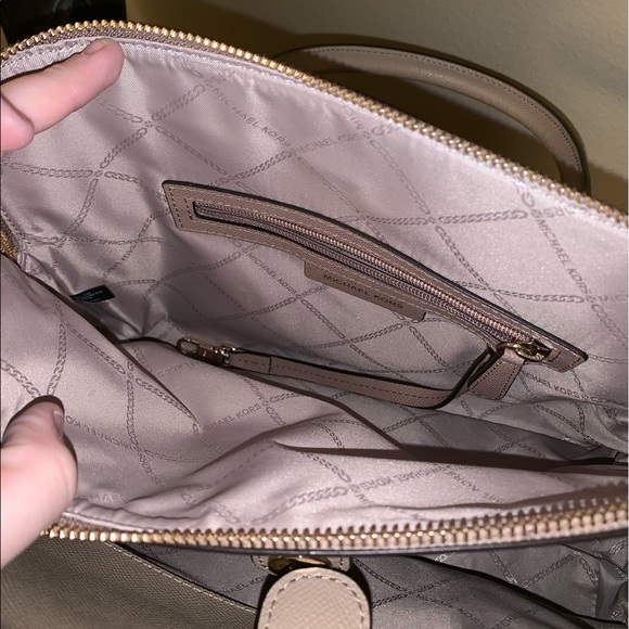 Michale Kors Huston - Picture 4 of 7